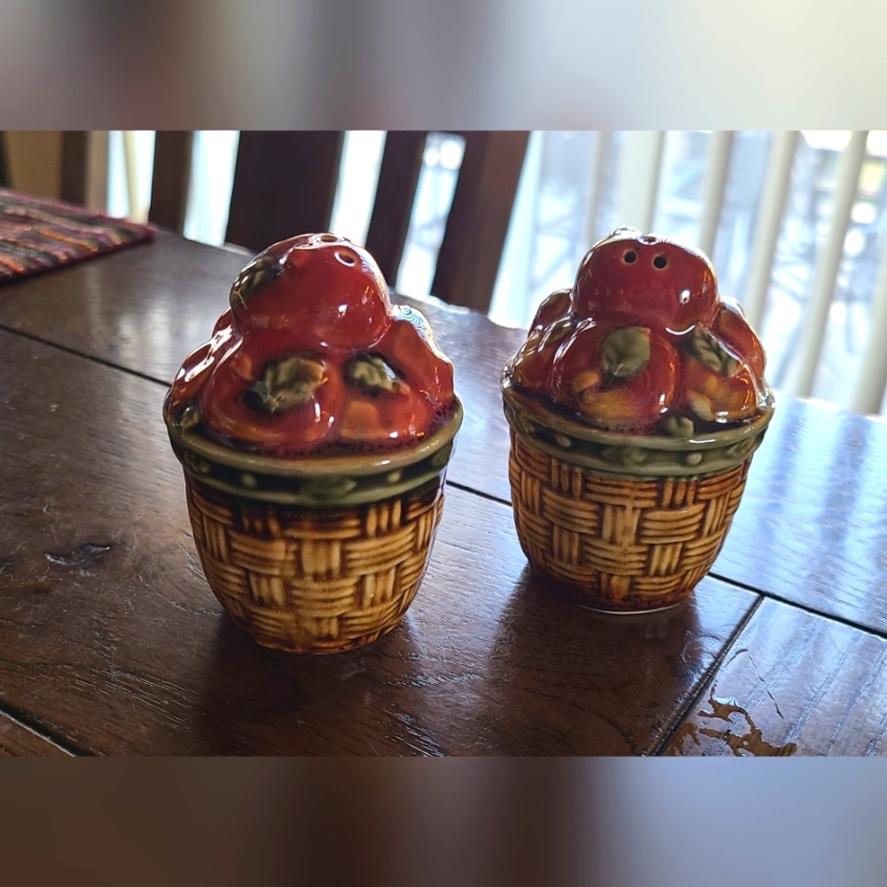 Bushel of apples ceramic salt and pepper shakers